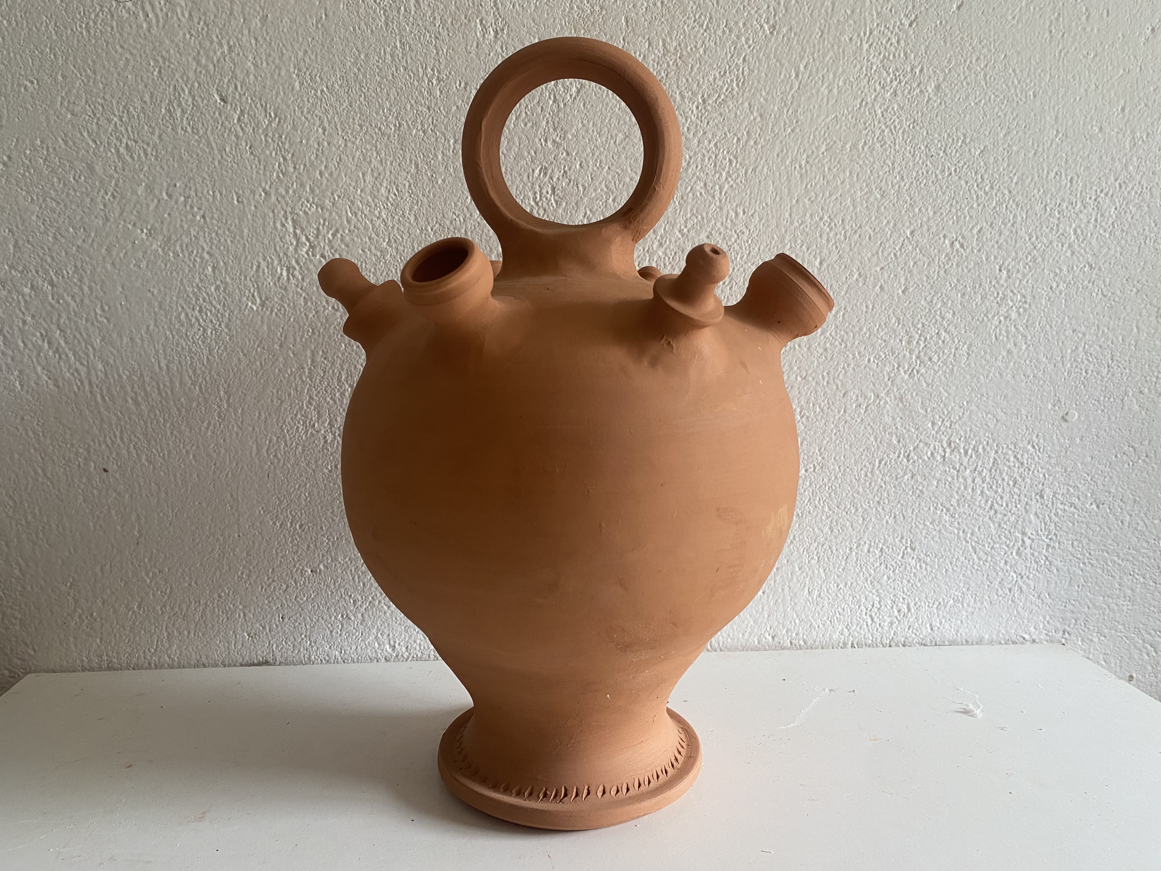 Botijo realizado con muchas espitas preparado para que se moje la persona que va a beber el agua, tradicional de Cespedosa